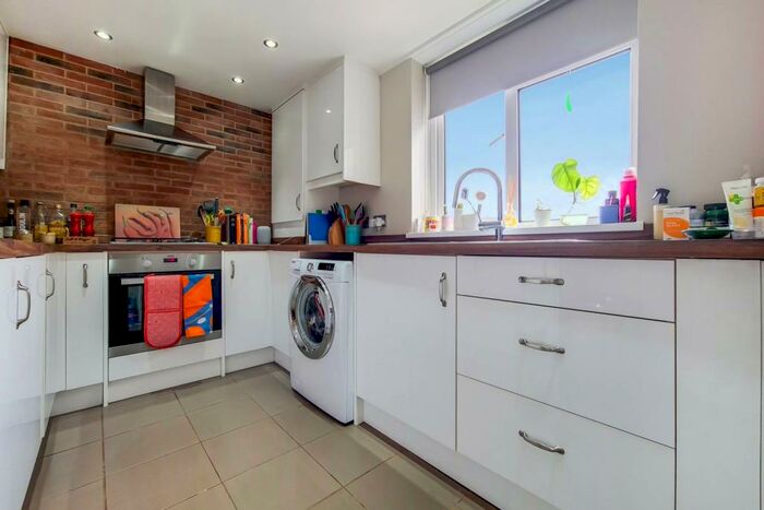 2 Bedroom Flat To Rent In Bethwin Road, Camberwell, London, SE5