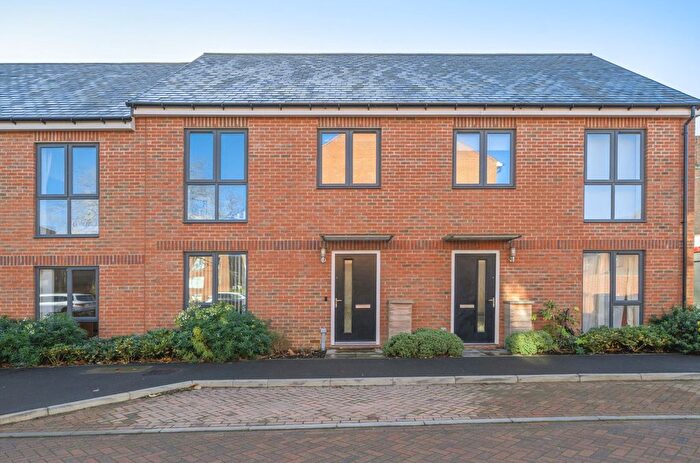 3 Bedroom Terraced House For Sale In Pinewood Way, Chichester, PO19
