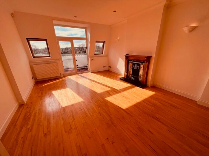 3 Bedroom Flat To Rent In Friern Park, Finchley, N12