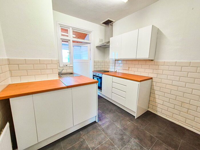 1 Bedroom Flat To Rent In Seaforth Avenue, Southend-On-Sea, Essex, Es, Uk, SS2