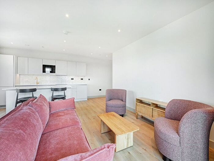 3 Bedroom Flat To Rent In Draycote, Caversham Rd, NW9