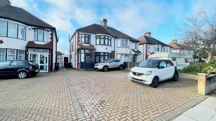 4 Bedroom Semi-Detached House To Rent In Hedge Lane, London, N13