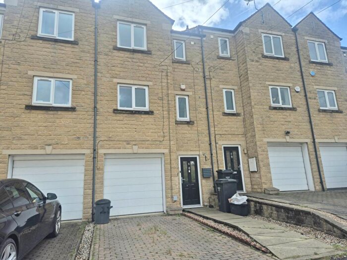 3 Bedroom House To Rent In Brookdale Court, Halifax, HX2