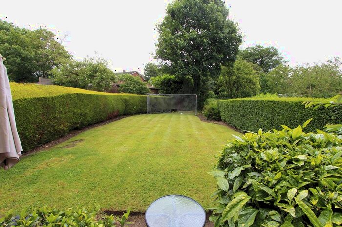 4 Bedroom Semi-Detached House To Rent In Deansway, London, Barnet, N2