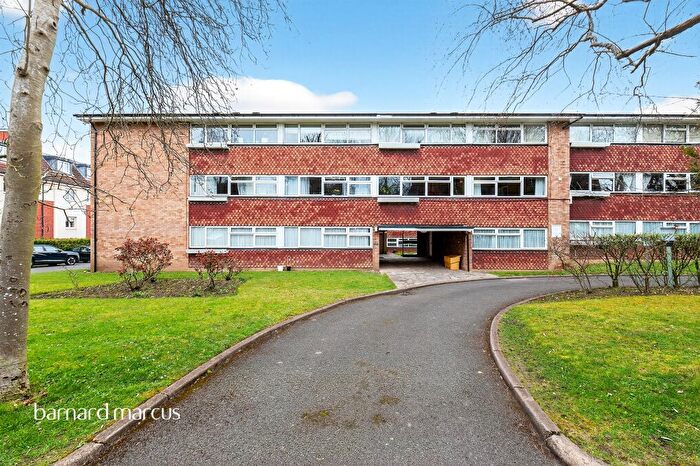 2 Bedroom Flat For Sale In Christchurch Park, Sutton, SM2