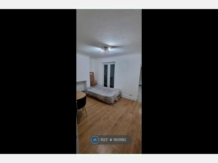 3 Bedroom Terraced House To Rent In Saxton Street, Gillingham, ME7