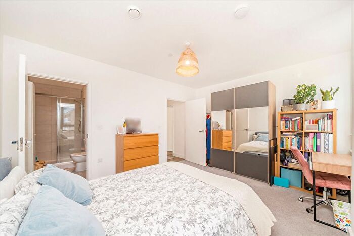 2 Bedroom Flat For Sale In Lakeside Drive, Park Royal, NW10