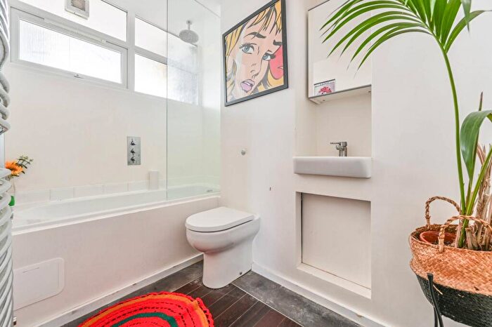 1 Bedroom Flat To Rent In Shaw Court, Clapham Junction, London, SW11