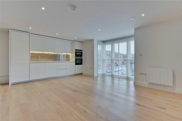 1 Bedroom Flat To Rent In King Georges Walk, Esher, Surrey, KT10