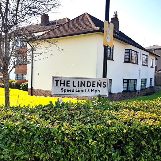 2 Bedroom Flat For Sale In The Lindens Friern Park, North Finchley, N12
