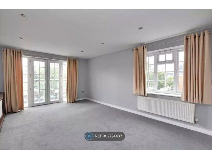3 Bedroom Flat To Rent In Brompton Court, Bromley, BR1