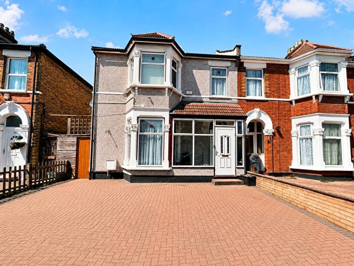 6 Bedroom End Of Terrace House For Sale In Blythswood Road, Ilford, IG3