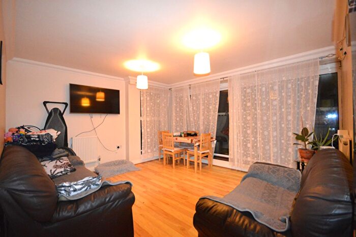 2 Bedroom Flat To Rent In The Avenue, Wembley, HA9