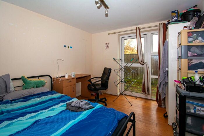 3 Bedroom Flat To Rent In Bed Student Flat In Melgate Close, Winton, BH9