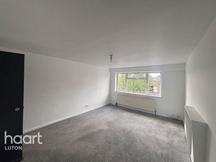 2 Bedroom Flat To Rent In Sundon Park Parade, Luton, LU3