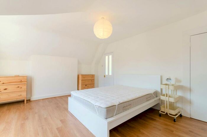 2 Bedroom Flat To Rent In Rockmount Road, Crystal Palace, London, SE19