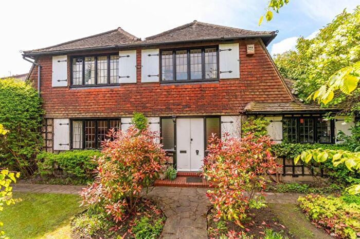 4 Bedroom Detached House For Sale In Thetford Road, New Malden, KT3