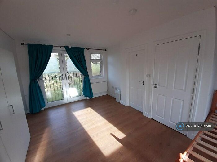 4 Bedroom Semi-Detached House To Rent In Courtfield Avenue, Harrow, HA1