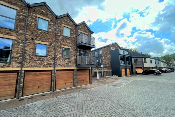 2 Bedroom Flat To Rent In Baltic Way, Totnes, TQ9