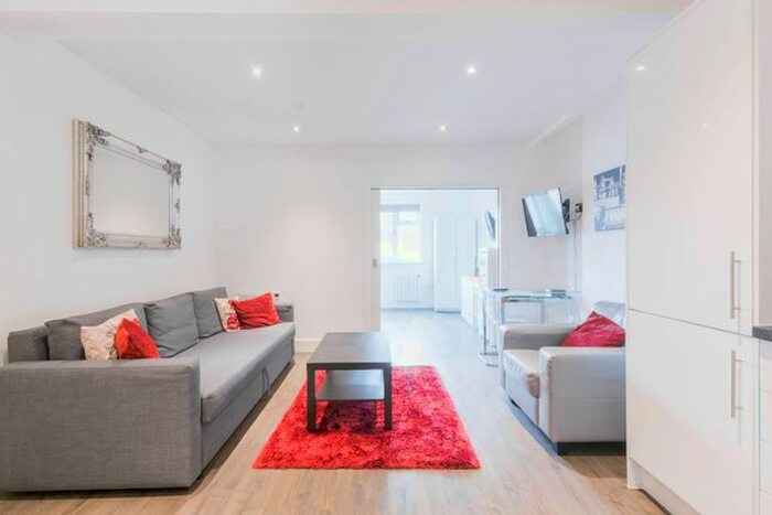 1 Bedroom Flat To Rent In Holloway Road, Holloway, London, N7