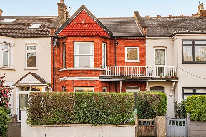 2 Bedroom Flat For Sale In Greenford Avenue, Hanwell, London, W7