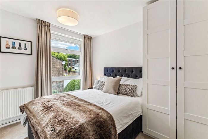 2 Bedroom Flat To Rent In Bell Drive, London, SW18