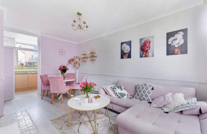 1 Bedroom Flat To Rent In Swanton Gardens, Wimbledon Common, SW19