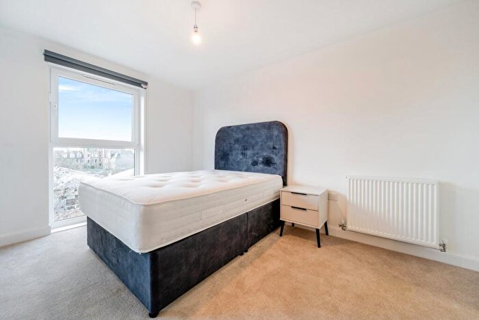 3 Bedroom Flat To Rent In Kilpatrick Grove, Edinburgh, EH6