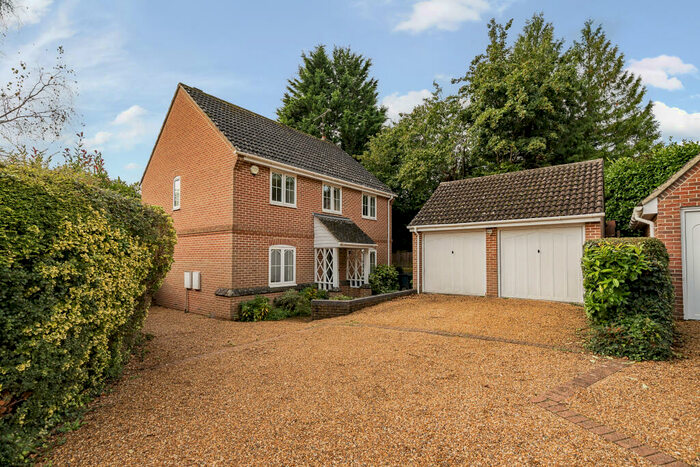 4 Bedroom Detached House To Rent In Hawthorn Close, Colden Common, SO21