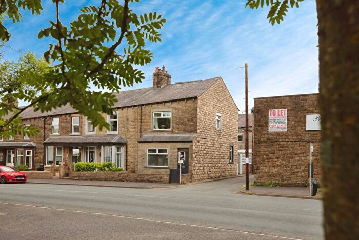 3 Bedroom End Of Terrace House For Sale In Colne Road, Barnoldswick, Lancashire, BB18