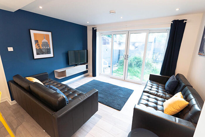 6 Bedroom Semi-Detached House To Rent In Roselands Gardens, Southampton, SO17