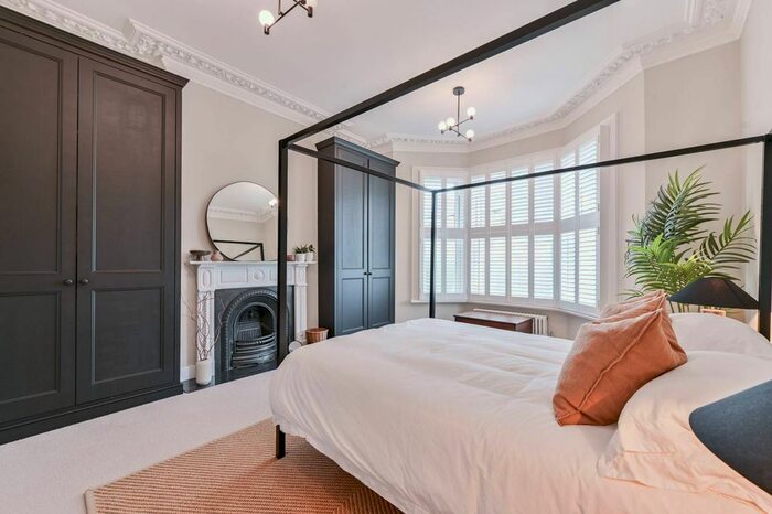 2 Bedroom Flat To Rent In Buckleigh Road, Streatham Common, London, SW16