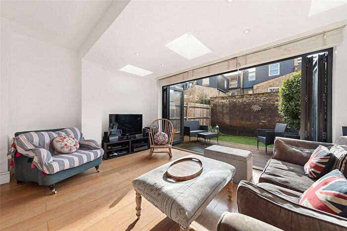 2 Bedroom Flat To Rent In Altenburg Gardens, Clapham Junction, SW11