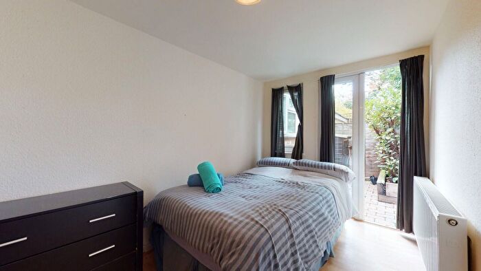 Studio To Rent In Ash Grove, London, NW2