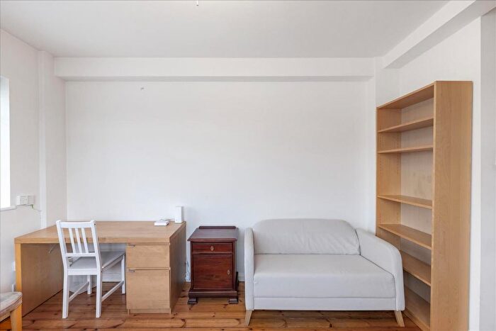 3 Bedroom Flat To Rent In West Kensington Court, London, W6