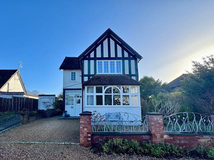 4 Bedroom Detached House For Sale In Abbey Road, Bourne End, SL8