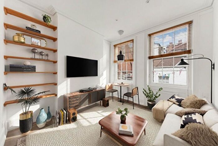2 Bedroom Flat To Rent In Bird In Hand Cottage, Bird In Hand Yard, NW3