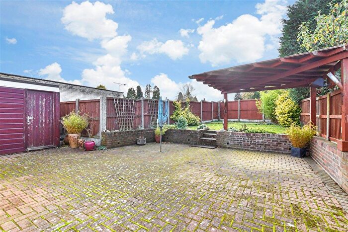 3 Bedroom Semi Detached Bungalow For Sale In Longfield Place, Maidstone, Kent, ME15