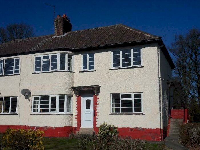 2 Bedroom Flat To Rent In Redesdale Gardens, Leeds, West Yorkshire, Uk, LS16