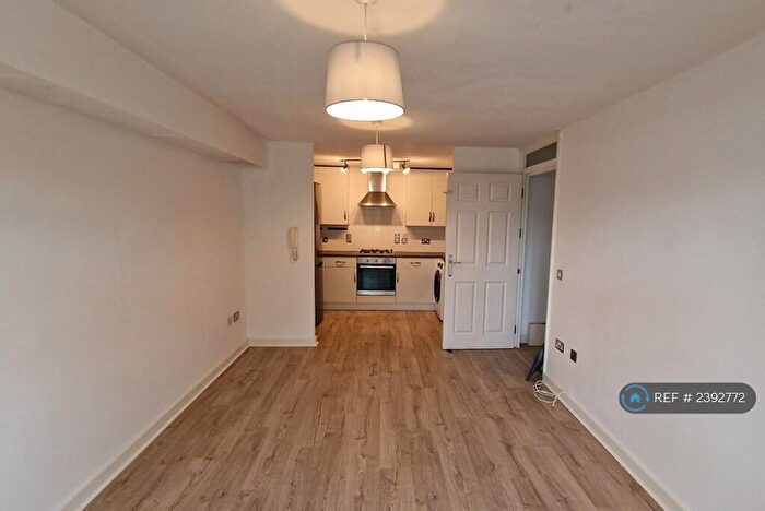 2 Bedroom Flat To Rent In Victoria Grove, Newbury, RG14
