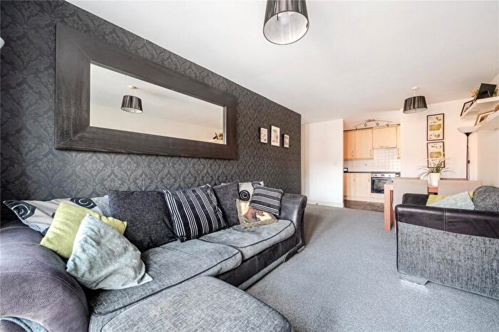 2 Bedroom Apartment For Sale In Eaton Avenue, Slough, Berkshire, SL1