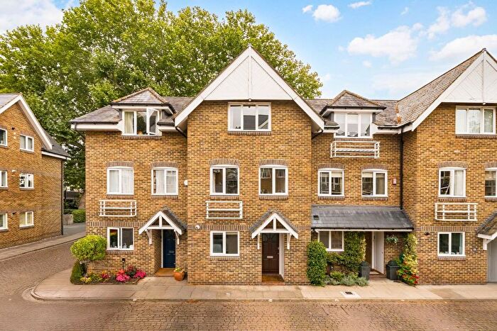 4 Bedroom Property For Sale In Thames Close, Hampton, TW12