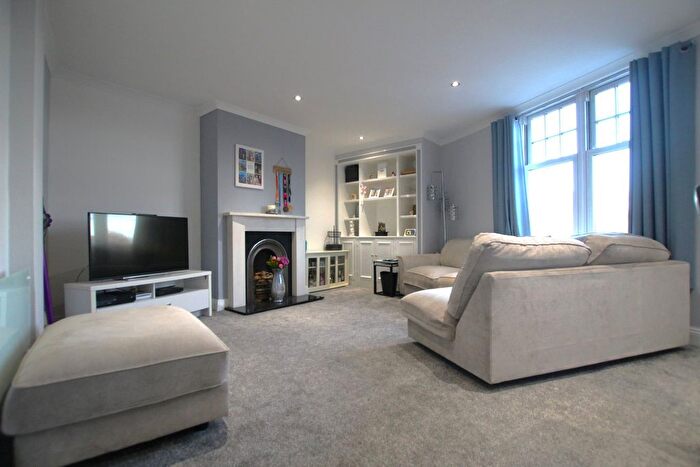 2 Bedroom Flat For Sale In High Street, Shepperton, TW17