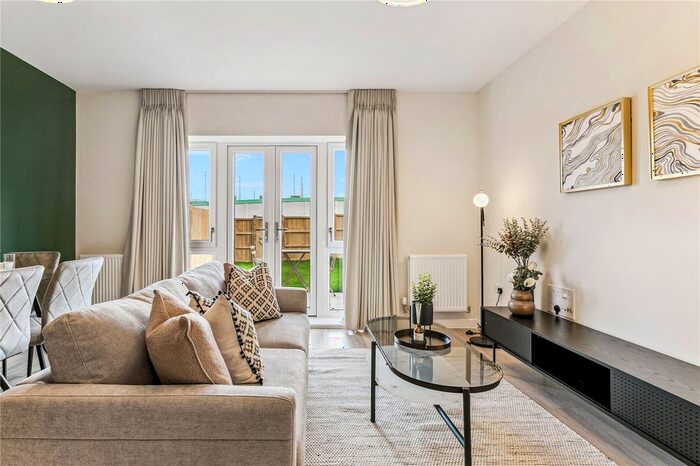 2 Bedroom Mews To Rent In Pear Mews, London, SW17