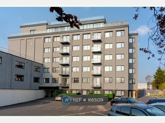 2 Bedroom Flat To Rent In Park Avenue, Bushey, WD23