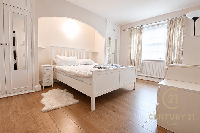 2 Bedroom Flat For Sale In Wimbledon Park Side, London, SW19