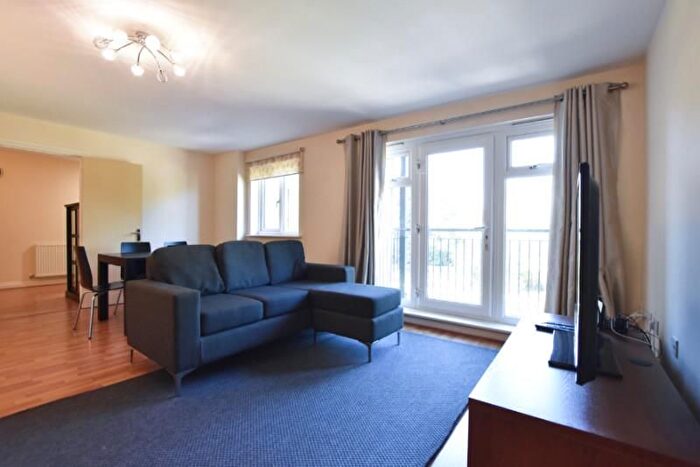 2 Bedroom Flat To Rent In Beach Lodge, Hendon Lane, Finchley, London, N3