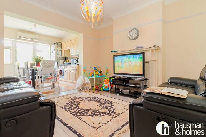 3 Bedroom Semi-Detached House To Rent In Ridge Hill, Golders Green, NW11