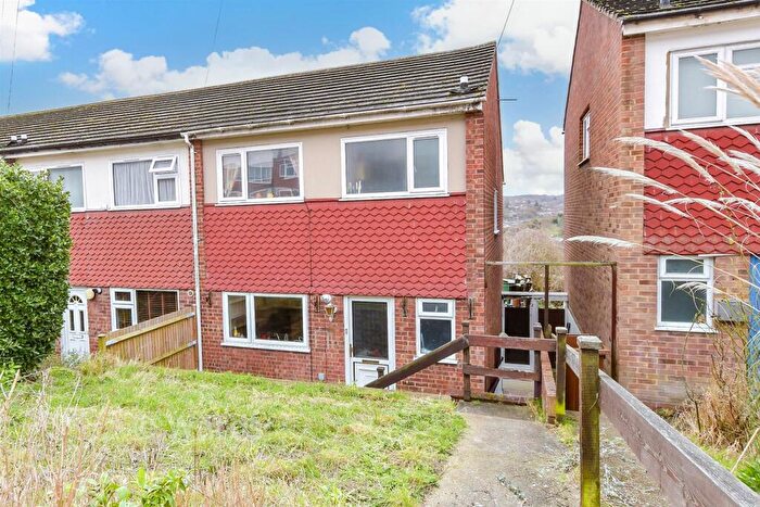 3 Bedroom End Of Terrace House For Sale In Beacon Road, Chatham, Kent, ME5