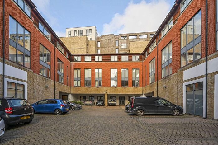 2 Bedroom Flat To Rent In Cable Street, Limehouse, London, E1W